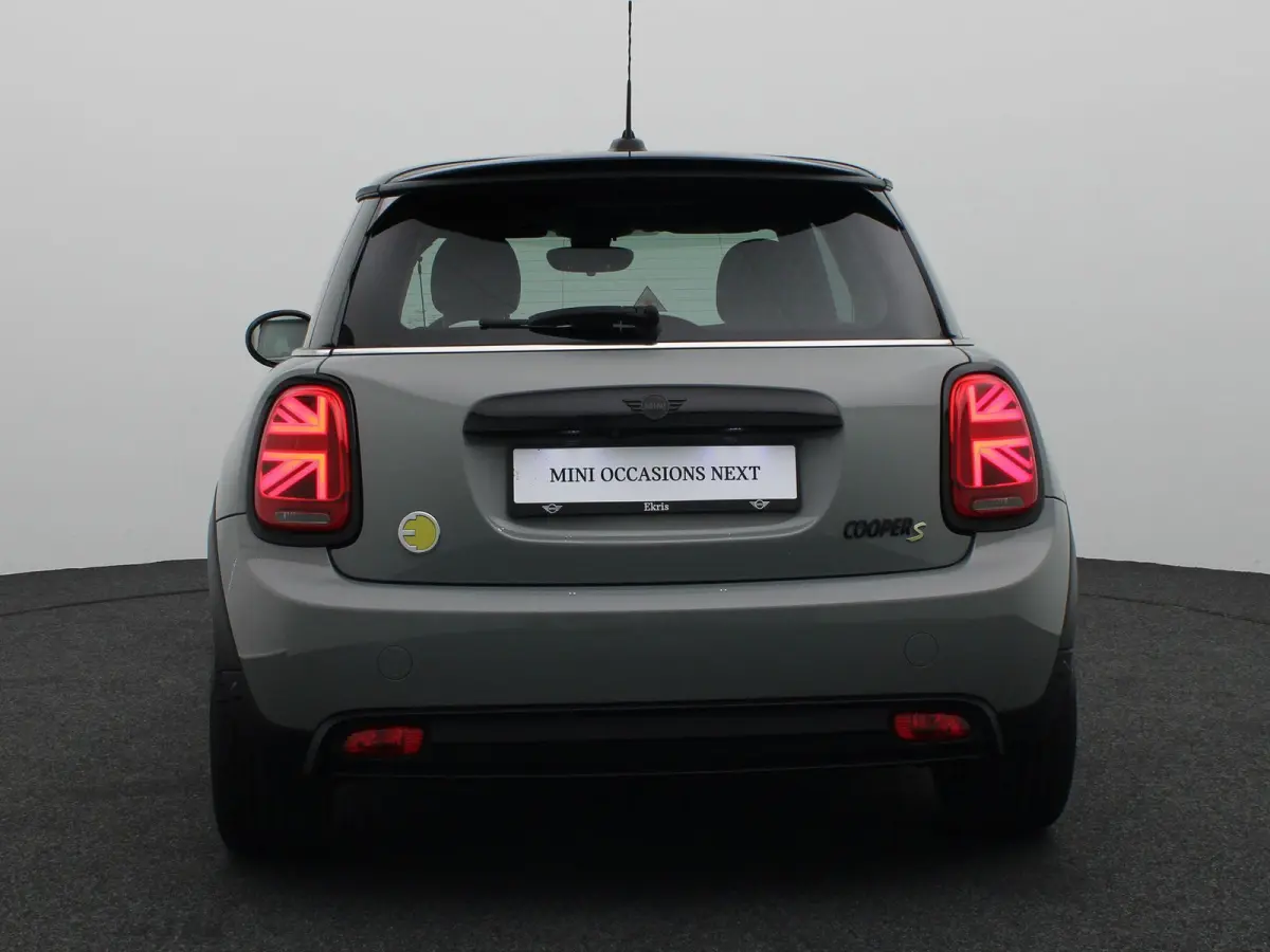 Business Edition 33 kWh | Sportstoel |  Stoelverwarming | Driving Assistant Plus | Achteruitrijcamera |