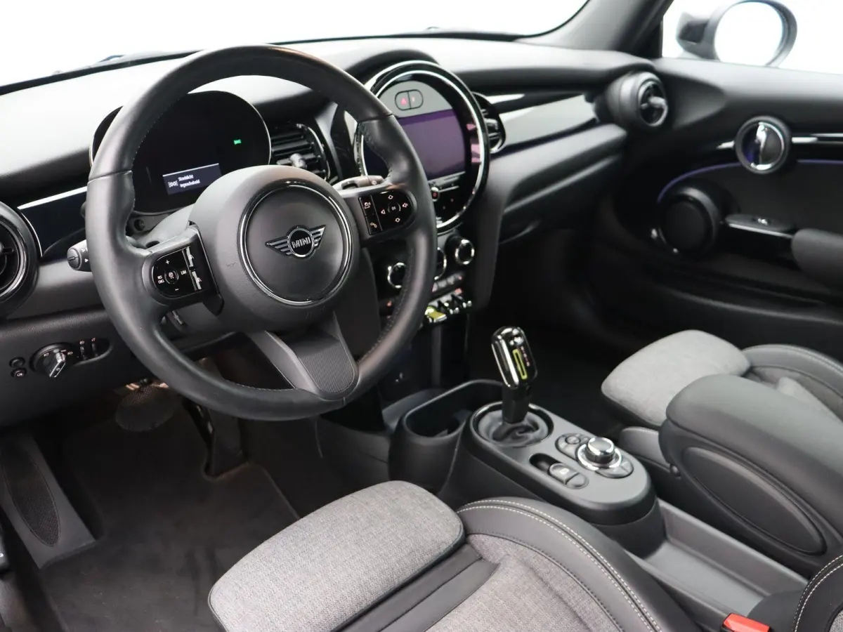Business Edition 33 kWh | Sportstoel |  Stoelverwarming | Driving Assistant Plus | Achteruitrijcamera |