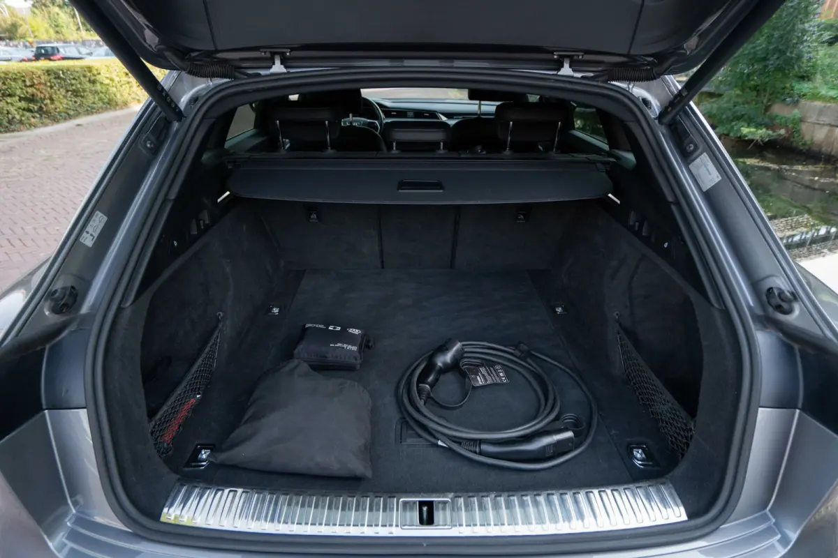55 quattro Advanced edition Plus 95 kWh Automaat | Airco | Trekhaak | Luchtvering | Vol opties | Dealerauto | Inruil
