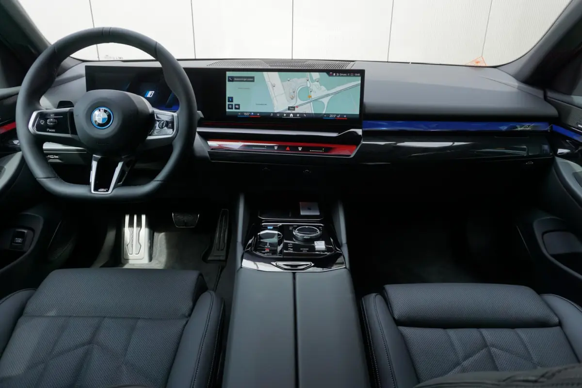 eDrive40 | M Sportpakket Pro | Harman Kardon | Driving Assistant Plus | Comfortstoelen met stoelventilatie