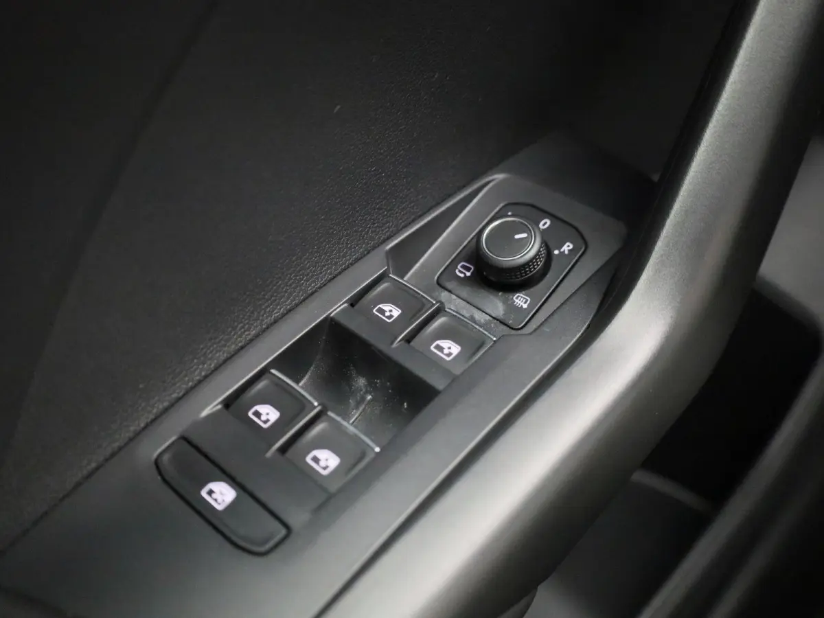 1.0 TSI Style 110 PK| Dealeronderhouden | Navigatie | Parkeersensoren | 17 Inch Velgen | Digitale Cockpit | Buitenspiegels Elektrisch Inklapbaar