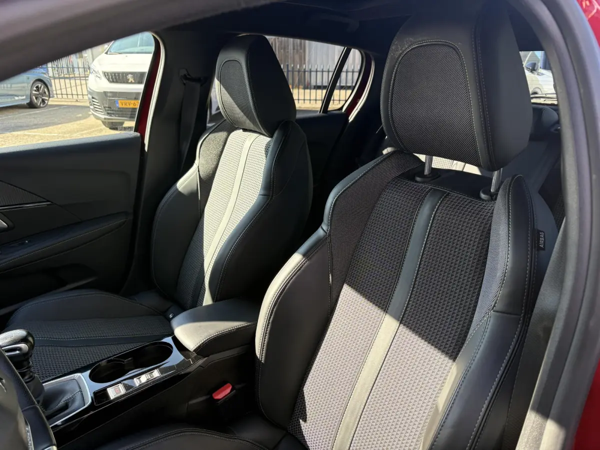 1.2 PureTech 100 GT | Panoramadak | Navigatie | Camera | Unieke tellerstand!