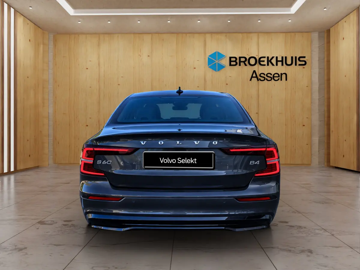 2.0 B4 Plus Dark | Trekhaak | Stoel + Stuur Verwarming | Camera | Keyless Start / Entry | DAB |