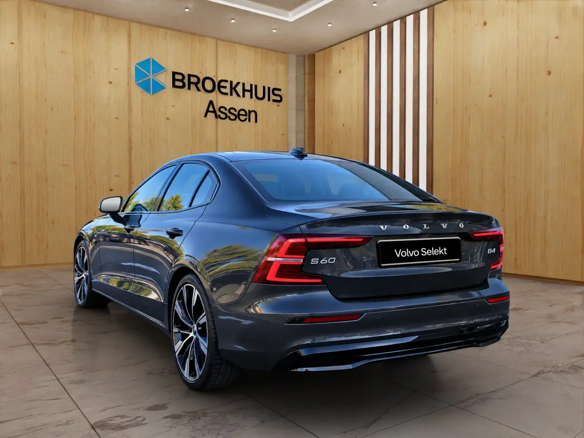2.0 B4 Plus Dark | Trekhaak | Stoel + Stuur Verwarming | Camera | Keyless Start / Entry | DAB |