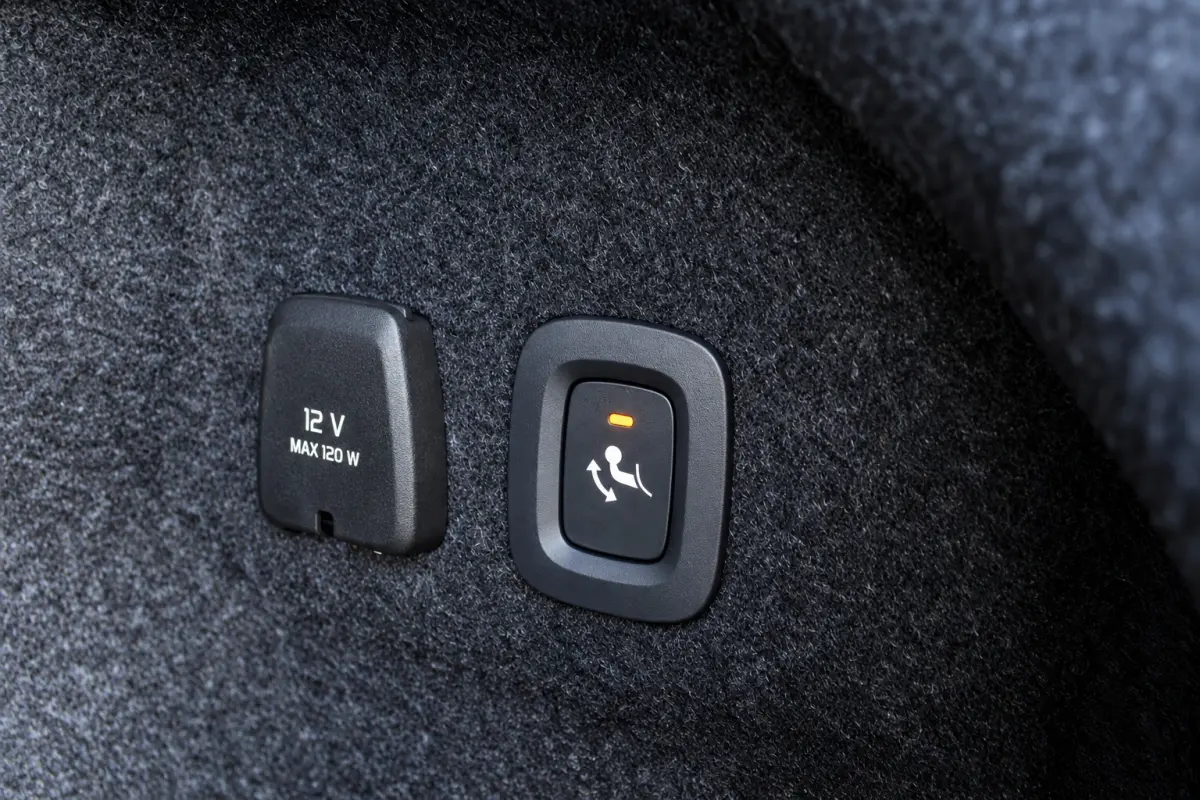 2.0 B4 Plus Dark | Trekhaak | Stoel + Stuur Verwarming | Camera | Keyless Start / Entry | DAB |