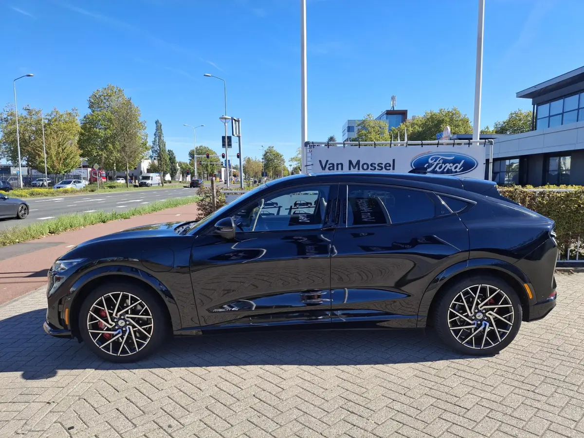 GT Extended AWD 98 kWh | 487pk! | Panodak Vast | Memory functie Bestuurderstoel | Afn. Trekhaak | B&O Audiosysteem |