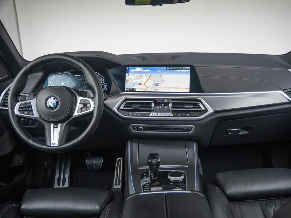 xDrive45e | M Sportpakket | Comfort Access | Panoramadak | Driving Assistant Plus | Harman Kardon | Head Up Display | 21 inch | Trekhaak