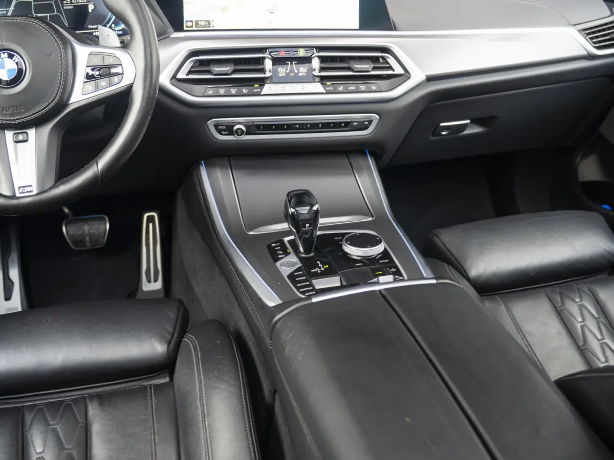 xDrive45e | M Sportpakket | Comfort Access | Panoramadak | Driving Assistant Plus | Harman Kardon | Head Up Display | 21 inch | Trekhaak