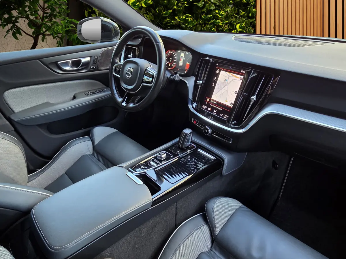 T6 Recharge AWD R-Design | Camera | Adaptive Cruise | Winter Pack | CarPlay | Harman/Kardon