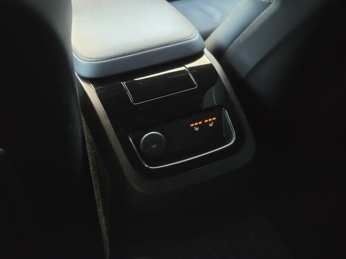 T6 Recharge AWD R-Design | Camera | Adaptive Cruise | Winter Pack | CarPlay | Harman/Kardon
