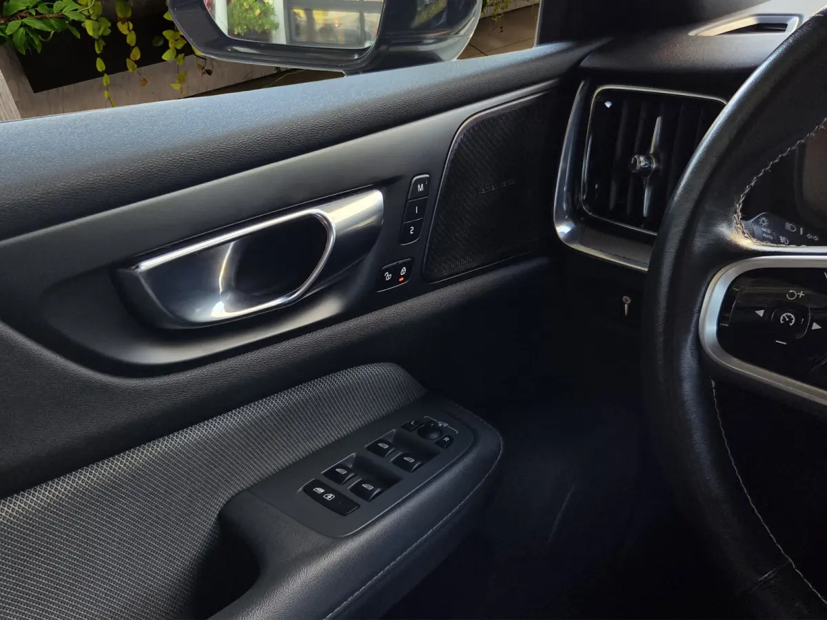 T6 Recharge AWD R-Design | Camera | Adaptive Cruise | Winter Pack | CarPlay | Harman/Kardon