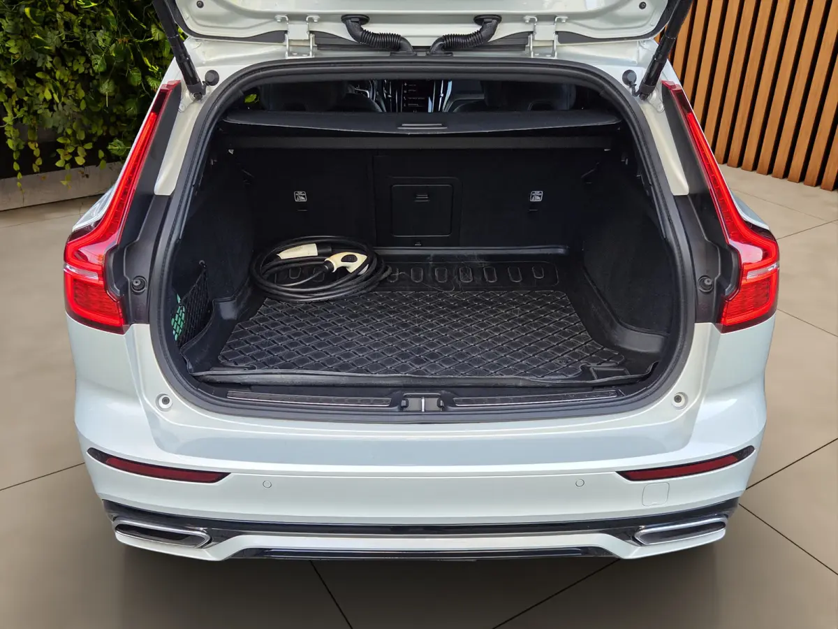 T6 Recharge AWD R-Design | Camera | Adaptive Cruise | Winter Pack | CarPlay | Harman/Kardon