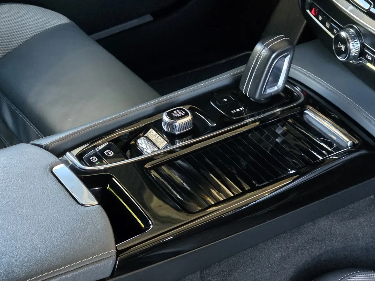 T6 Recharge AWD R-Design | Camera | Adaptive Cruise | Winter Pack | CarPlay | Harman/Kardon