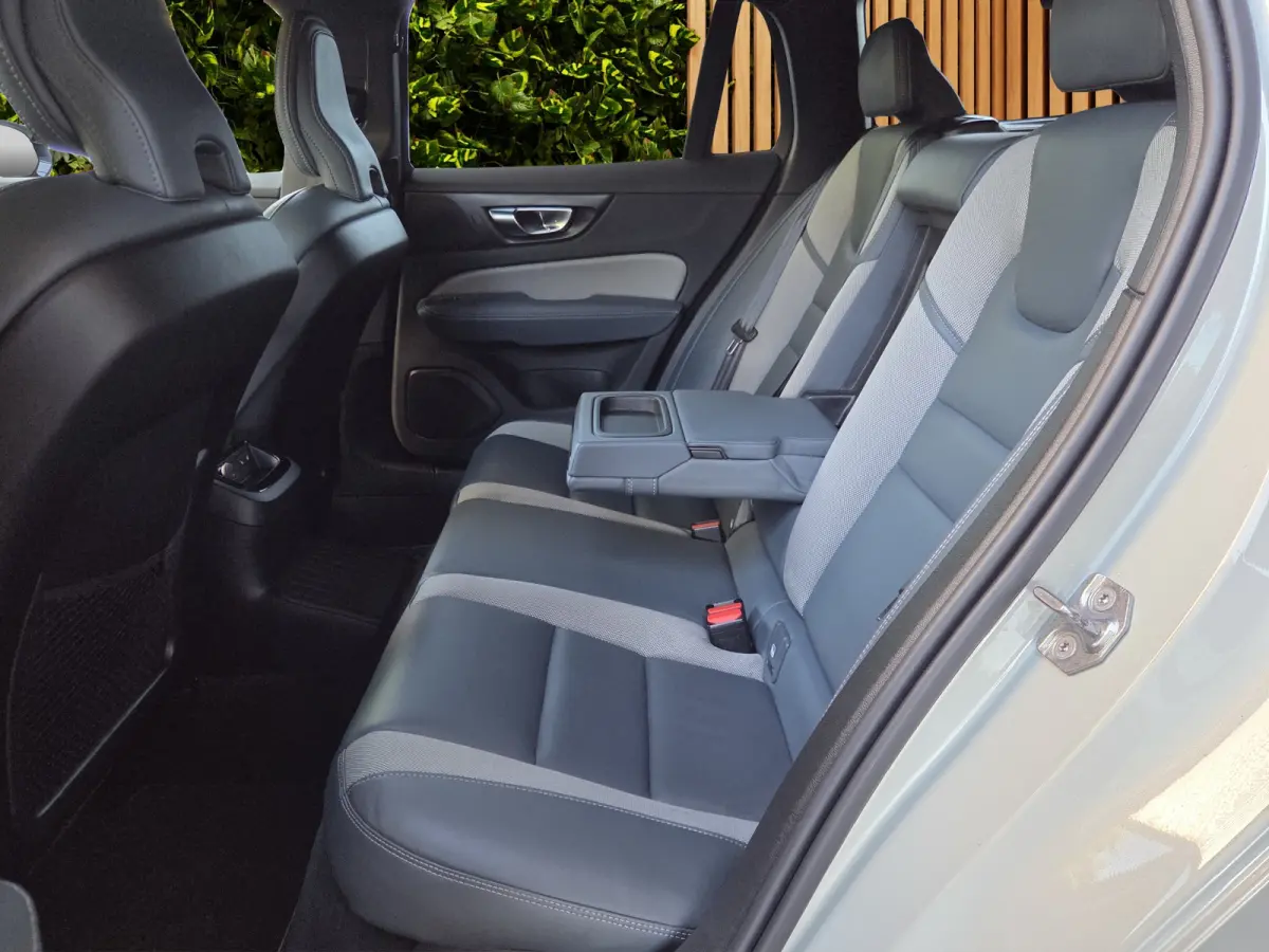 T6 Recharge AWD R-Design | Camera | Adaptive Cruise | Winter Pack | CarPlay | Harman/Kardon