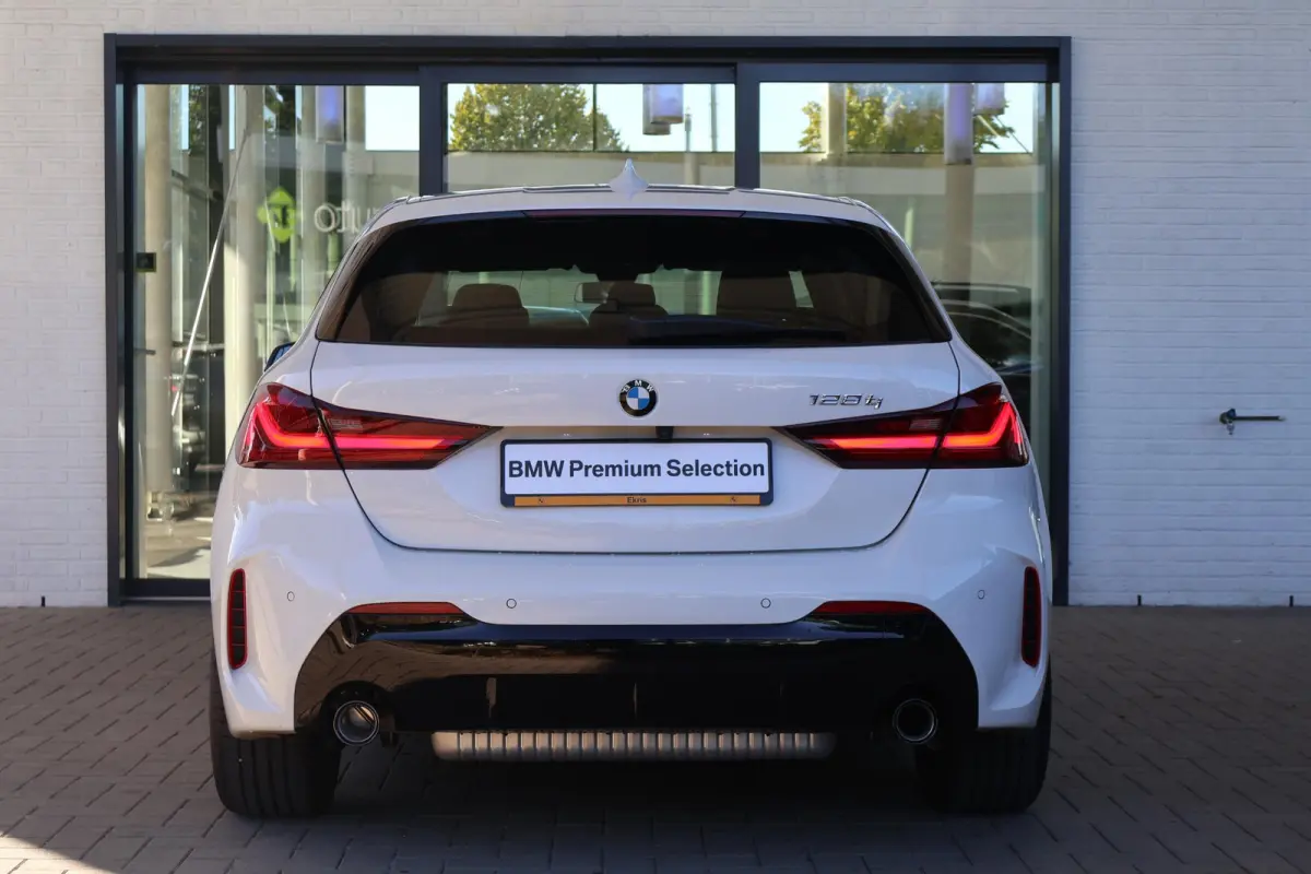 128ti High Executive Edition | M Sport | Panoramadak | Voorstoelen Verwarmd | Parking Pack
