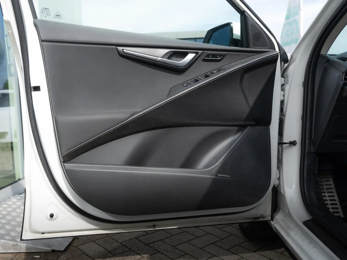 ExecutiveLine 64.8 kWh | Schuifkanteldak | Stoel en stuurverwarming | Stoel ventilatie |