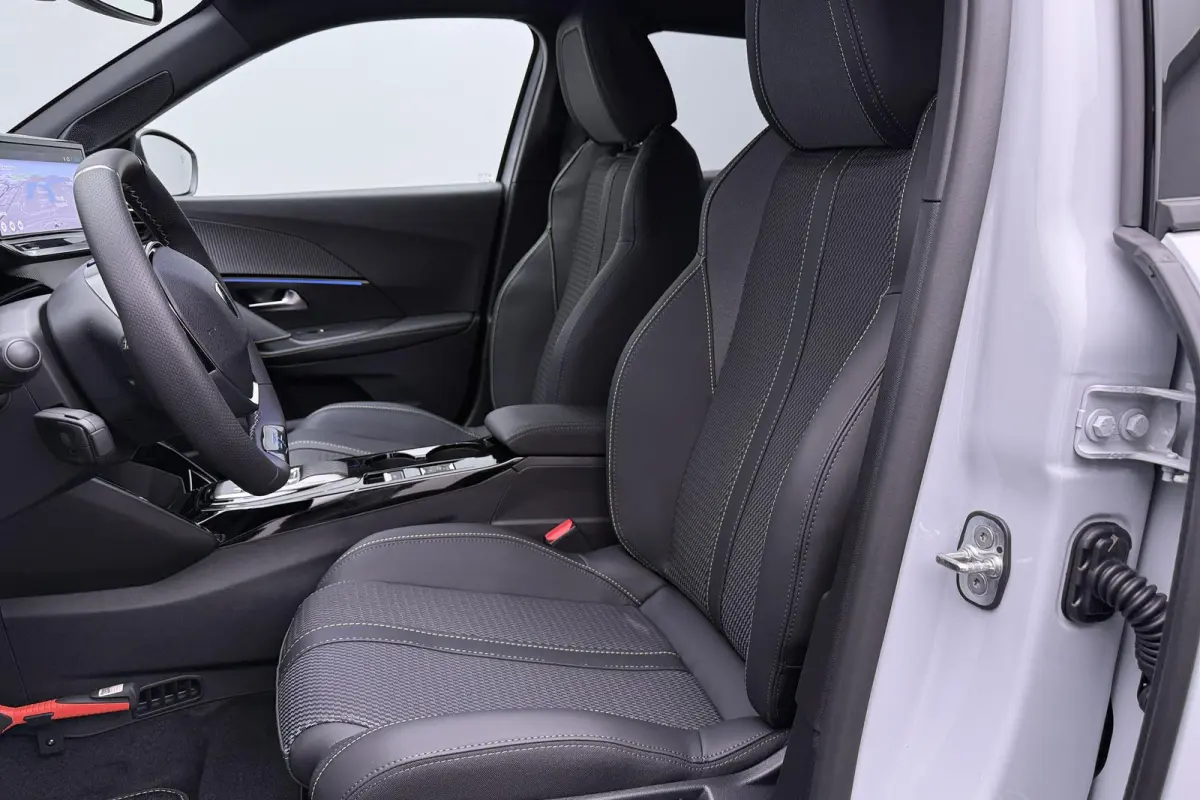 1.2 Hybrid 145 GT / 18" / Navigation pack /  2+6 Jaar Garantie