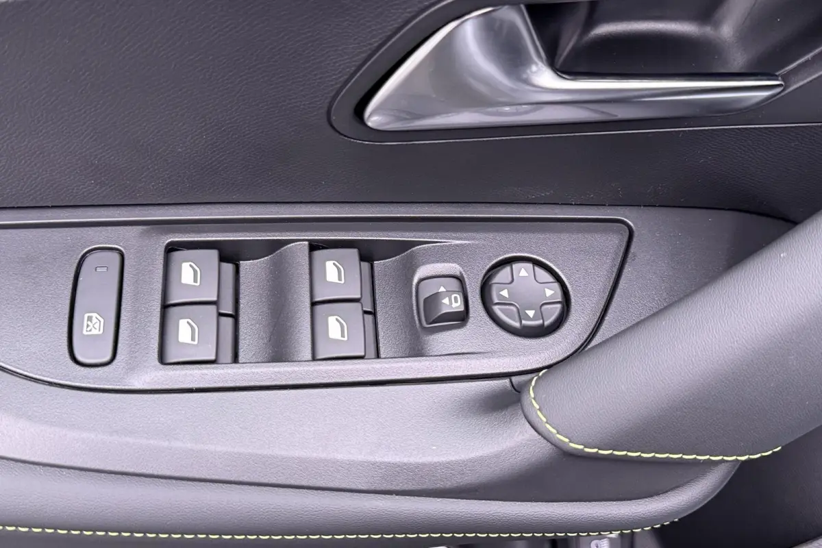 1.2 Hybrid 145 GT / 18" / Navigation pack /  2+6 Jaar Garantie