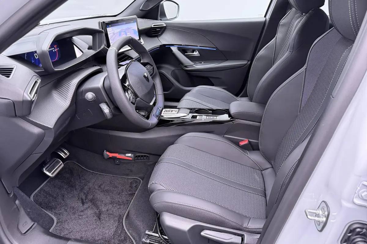 1.2 Hybrid 145 GT / 18" / Navigation pack /  2+6 Jaar Garantie
