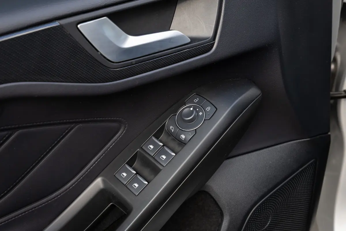 1.0 EcoBoost Hybrid ST-Line | Stoel/stuur/voorruit verwarming | Apple Carplay/Android Auto | Cruise control | Full-LED | Navigatiesysteem full map | Apple Carplay/Android Auto|telefoonintegr
