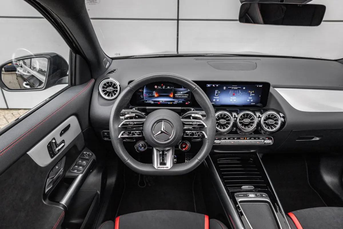 AMG 35 306pk 4MATIC | Panoramadak | 360 camera | Trekhaak | AMG Styling | Achteruitrijcamera | Sportstoelen | Voorstoelen Verwarmd | 21'' Velgen