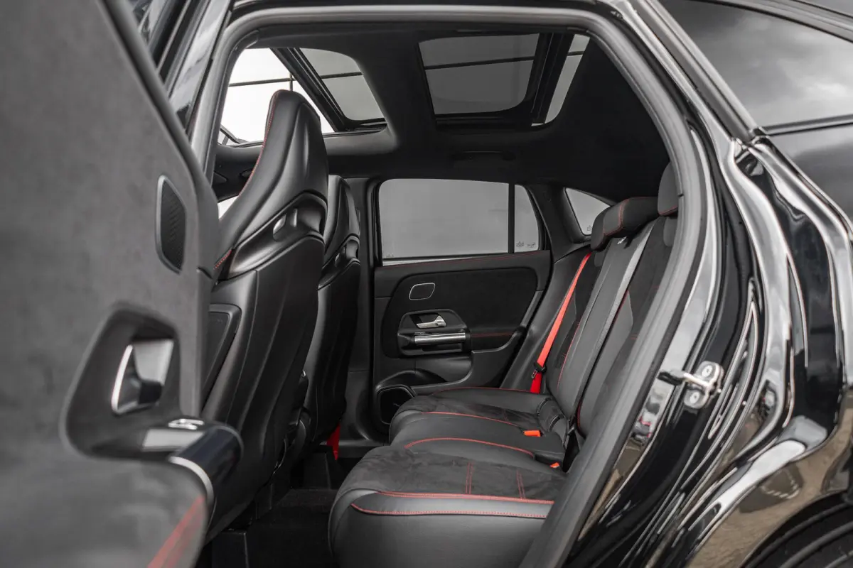 AMG 35 306pk 4MATIC | Panoramadak | 360 camera | Trekhaak | AMG Styling | Achteruitrijcamera | Sportstoelen | Voorstoelen Verwarmd | 21'' Velgen