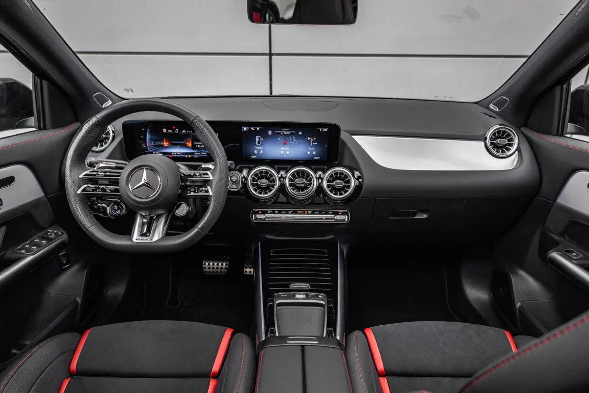 AMG 35 306pk 4MATIC | Panoramadak | 360 camera | Trekhaak | AMG Styling | Achteruitrijcamera | Sportstoelen | Voorstoelen Verwarmd | 21'' Velgen