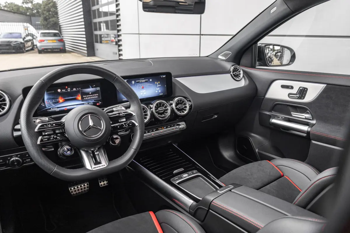 AMG 35 306pk 4MATIC | Panoramadak | 360 camera | Trekhaak | AMG Styling | Achteruitrijcamera | Sportstoelen | Voorstoelen Verwarmd | 21'' Velgen