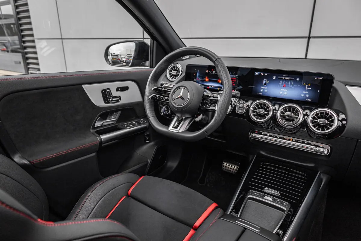 AMG 35 306pk 4MATIC | Panoramadak | 360 camera | Trekhaak | AMG Styling | Achteruitrijcamera | Sportstoelen | Voorstoelen Verwarmd | 21'' Velgen