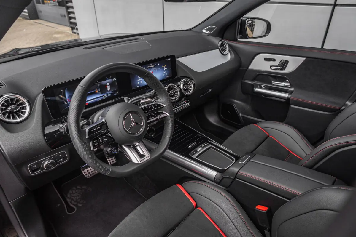 AMG 35 306pk 4MATIC | Panoramadak | 360 camera | Trekhaak | AMG Styling | Achteruitrijcamera | Sportstoelen | Voorstoelen Verwarmd | 21'' Velgen