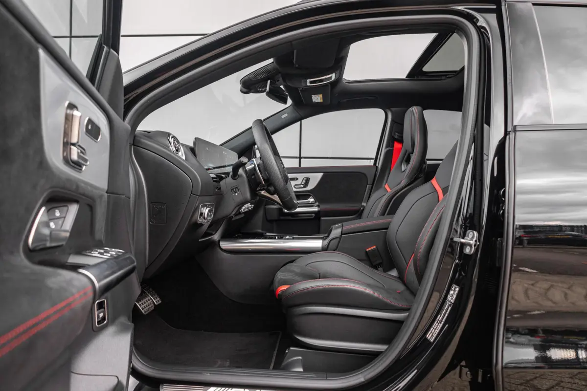 AMG 35 306pk 4MATIC | Panoramadak | 360 camera | Trekhaak | AMG Styling | Achteruitrijcamera | Sportstoelen | Voorstoelen Verwarmd | 21'' Velgen
