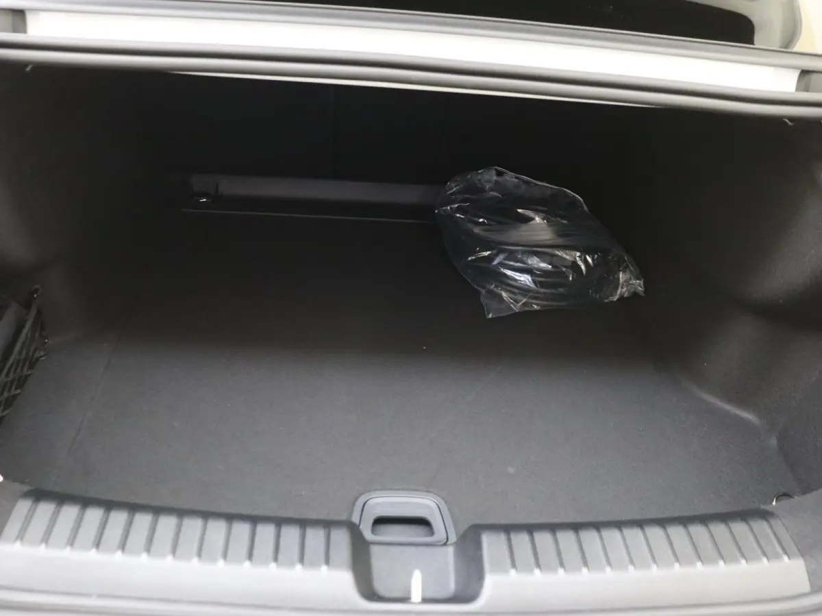 400 4MATIC Launch Edition 94 kWh Dakverlichting - Rijassistentiepakket Plus - Nightpakket - Sportstoelen - Trekhaak