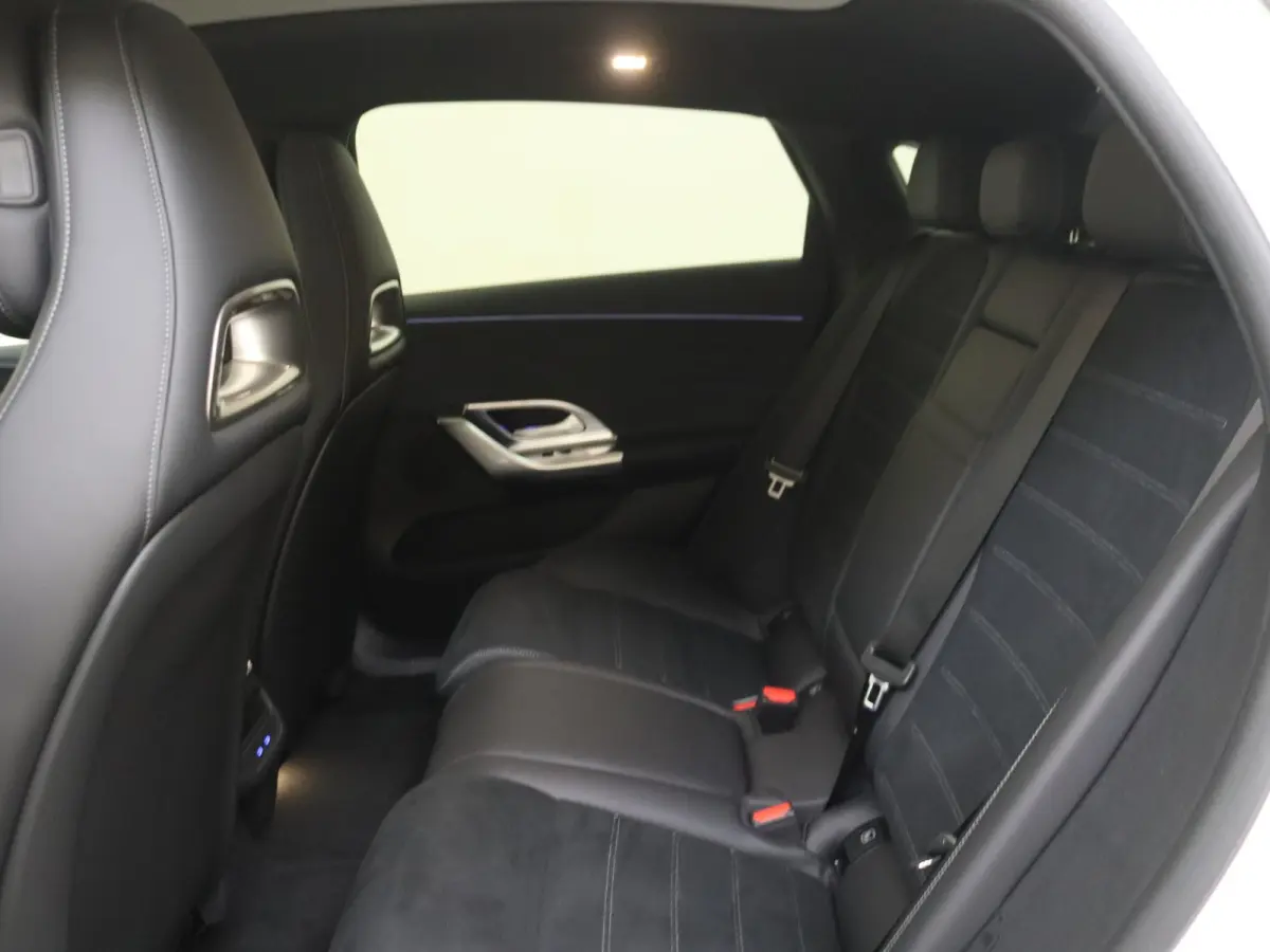 400 4MATIC Launch Edition 94 kWh Dakverlichting - Rijassistentiepakket Plus - Nightpakket - Sportstoelen - Trekhaak