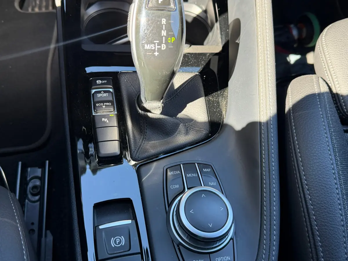 SDrive18i High Executive CAMERA CARPLAY NAV TREKHAAK