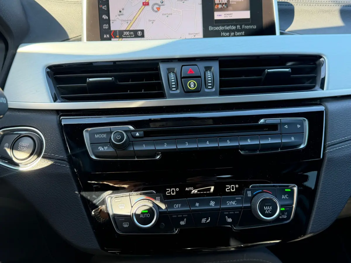 SDrive18i High Executive CAMERA CARPLAY NAV TREKHAAK