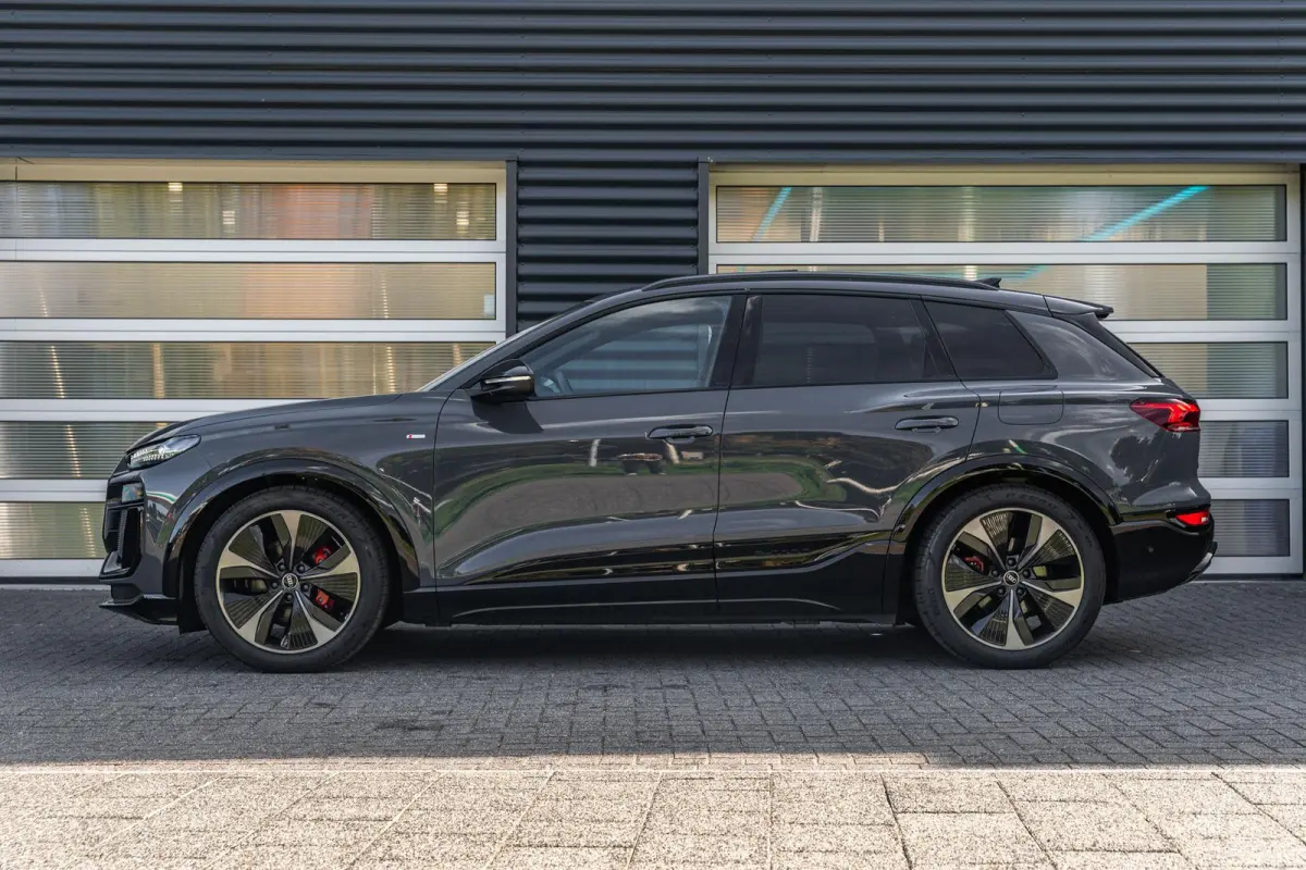 252pk S Edition 83 kWh | Panoramadak | Trekhaak | Luchtvering | 360 Camera | Leder | 21" LMV