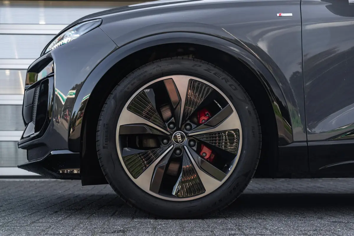 252pk S Edition 83 kWh | Panoramadak | Trekhaak | Luchtvering | 360 Camera | Leder | 21" LMV