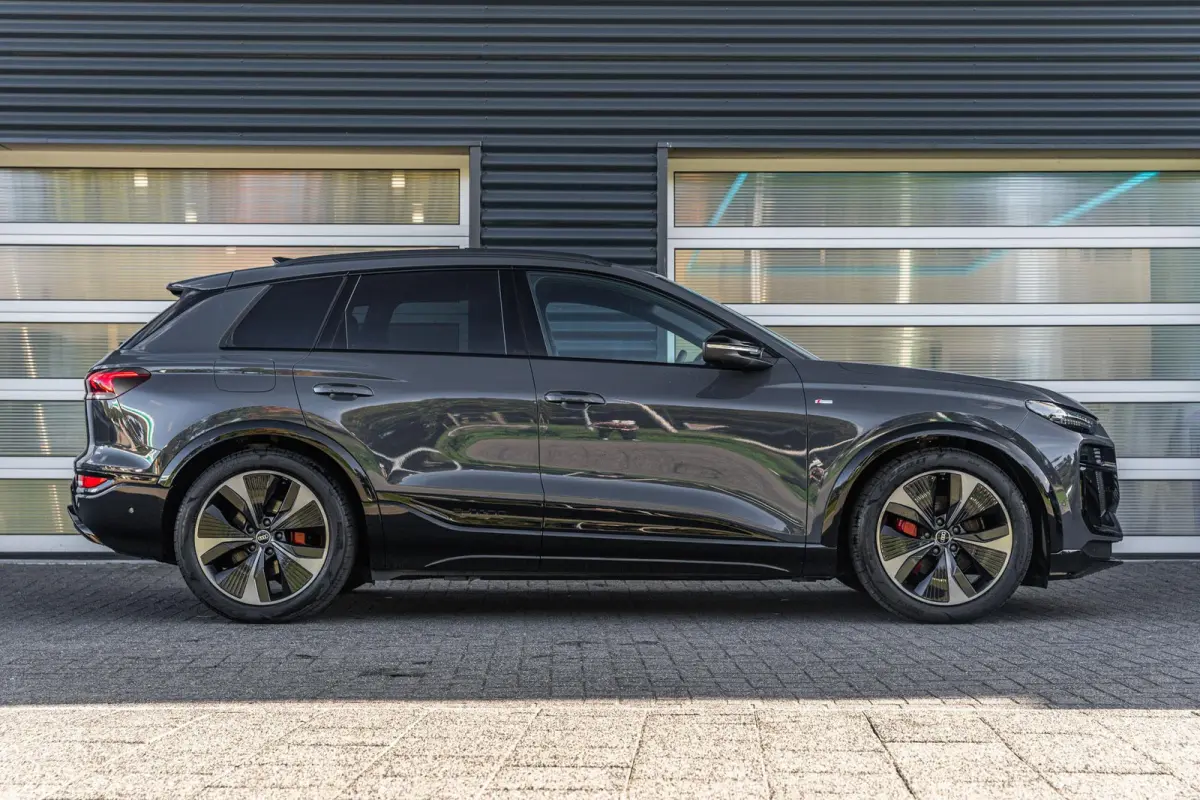 252pk S Edition 83 kWh | Panoramadak | Trekhaak | Luchtvering | 360 Camera | Leder | 21" LMV