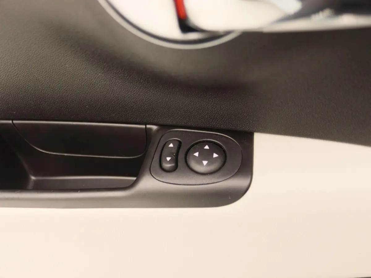 1.0 Hybrid Dolcevita | Cliimate control | Parkeersensoren | 16" Lichtmetalen velgen | Apple Carplay/Android Auto
