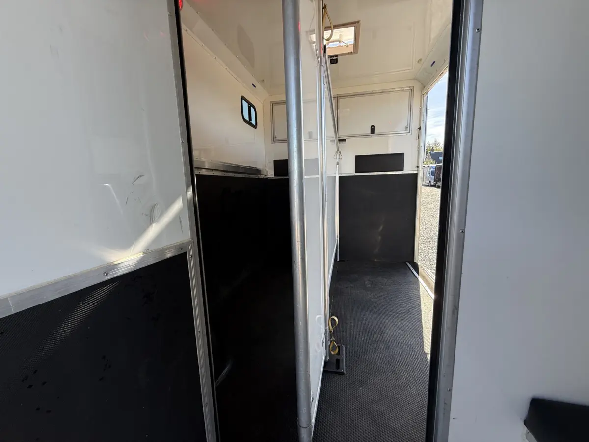 | HORSETRUCK | MVV | STALLION 3XL | 2015 | HENGST | MANUAL | 3-SEAT | 130PK | NO VAT | MARGE  | NEDERLANDS KENTEKEN