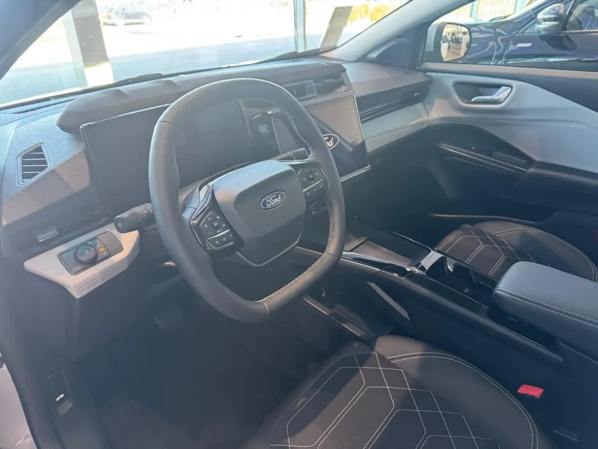 Premium FWD 47 kWh | Winterpack | Dodehoekdetectie | B&O Audiosysteem | Adaptive Cruise Ctrl. | Achteruitrijcamera | Elek. Achterklep | Afneembare Trekhaak | Panorama Dak |