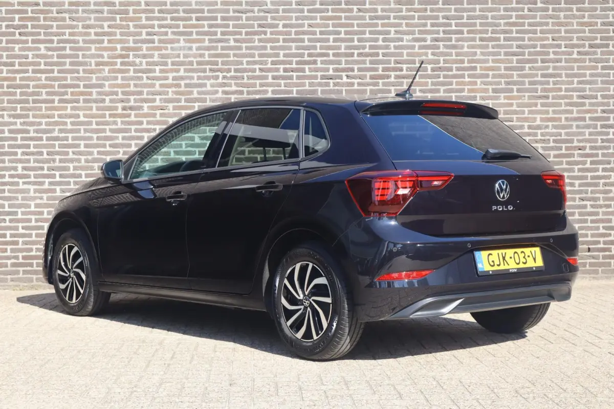 1.0 TSI 95pk Life Edition | Achteruitrijcamera | 35% Getint Glas | Airconditioning