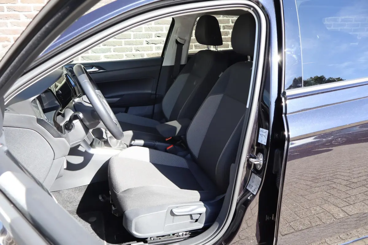 1.0 TSI 95pk Life Edition | Achteruitrijcamera | 35% Getint Glas | Airconditioning
