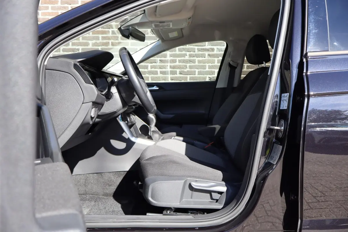 1.0 TSI 95pk Life Edition | Achteruitrijcamera | 35% Getint Glas | Airconditioning
