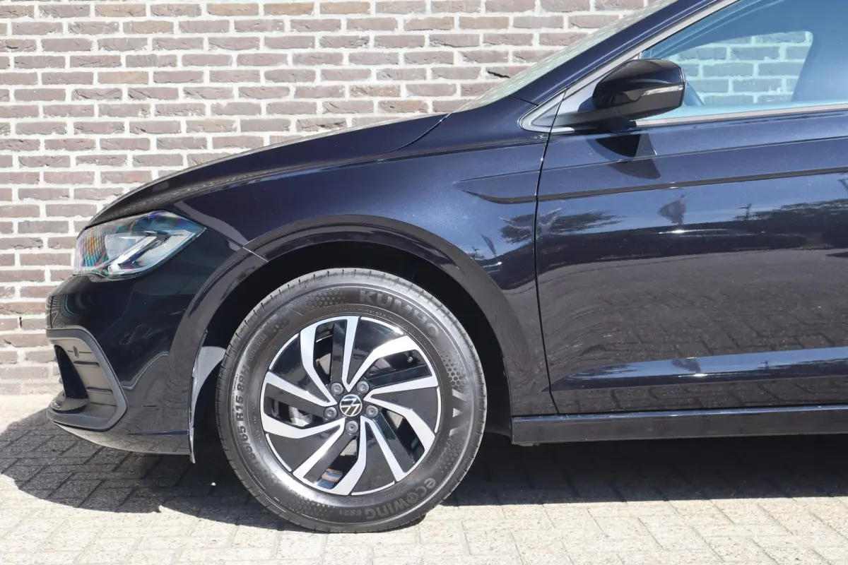 1.0 TSI 95pk Life Edition | Achteruitrijcamera | 35% Getint Glas | Airconditioning