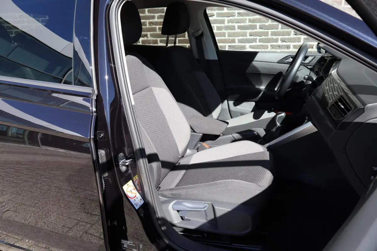 1.0 TSI 95pk Life Edition | Achteruitrijcamera | 35% Getint Glas | Airconditioning