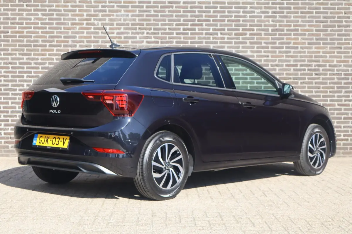 1.0 TSI 95pk Life Edition | Achteruitrijcamera | 35% Getint Glas | Airconditioning