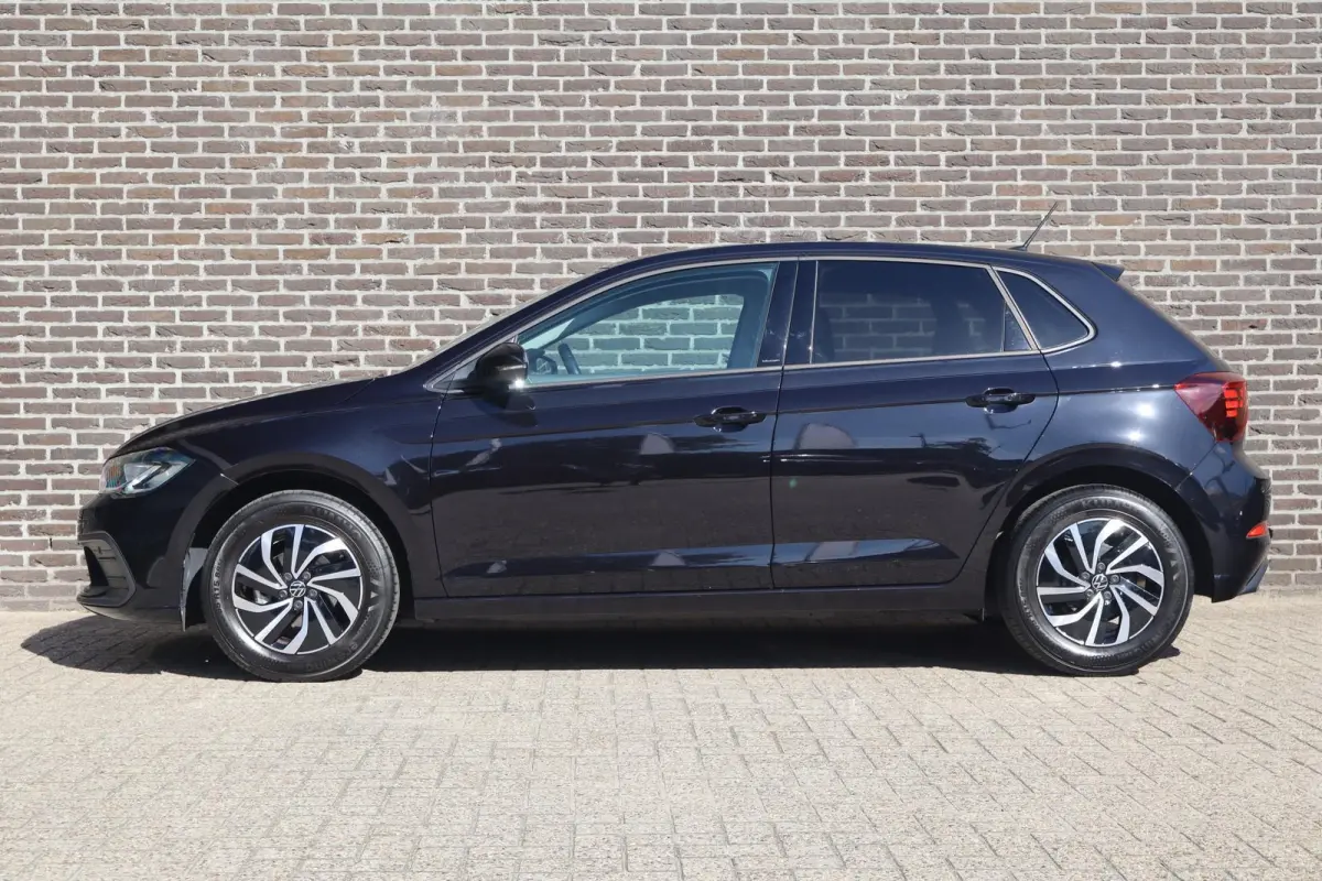 1.0 TSI 95pk Life Edition | Achteruitrijcamera | 35% Getint Glas | Airconditioning