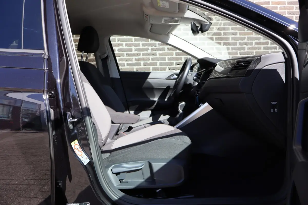 1.0 TSI 95pk Life Edition | Achteruitrijcamera | 35% Getint Glas | Airconditioning