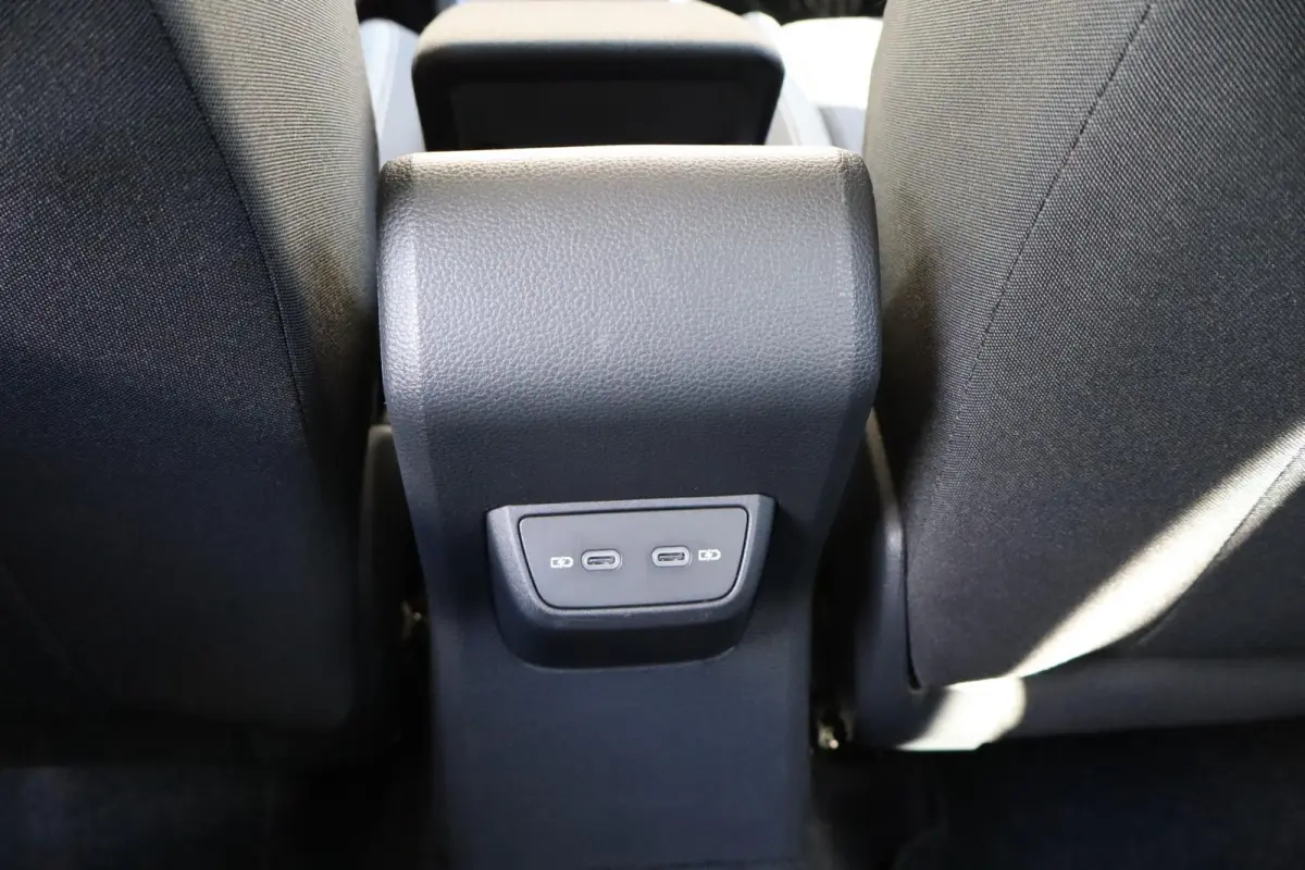 1.0 TSI 95pk Life Edition | Achteruitrijcamera | 35% Getint Glas | Airconditioning